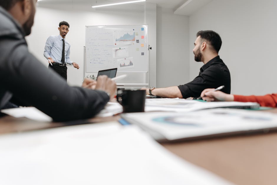 Tornillos y hardware industrial de alta resistencia sobre una mesa de trabajo